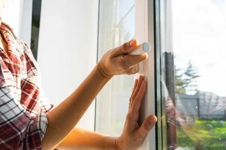 Turn mode swings the entire sash inward – both sides cleaned safely from inside